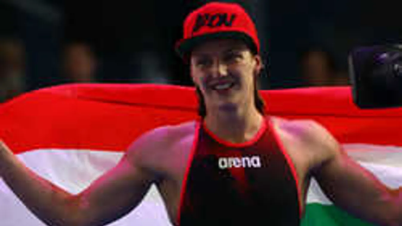 Ilyet még nem láttál, ezért csobbant ruhában a vízbe Hosszú Katinka