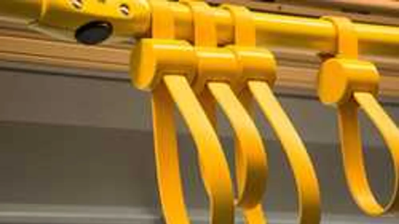 Holttest feküdt a pesti villamosmegállóban, bíróság előtt a tettesek