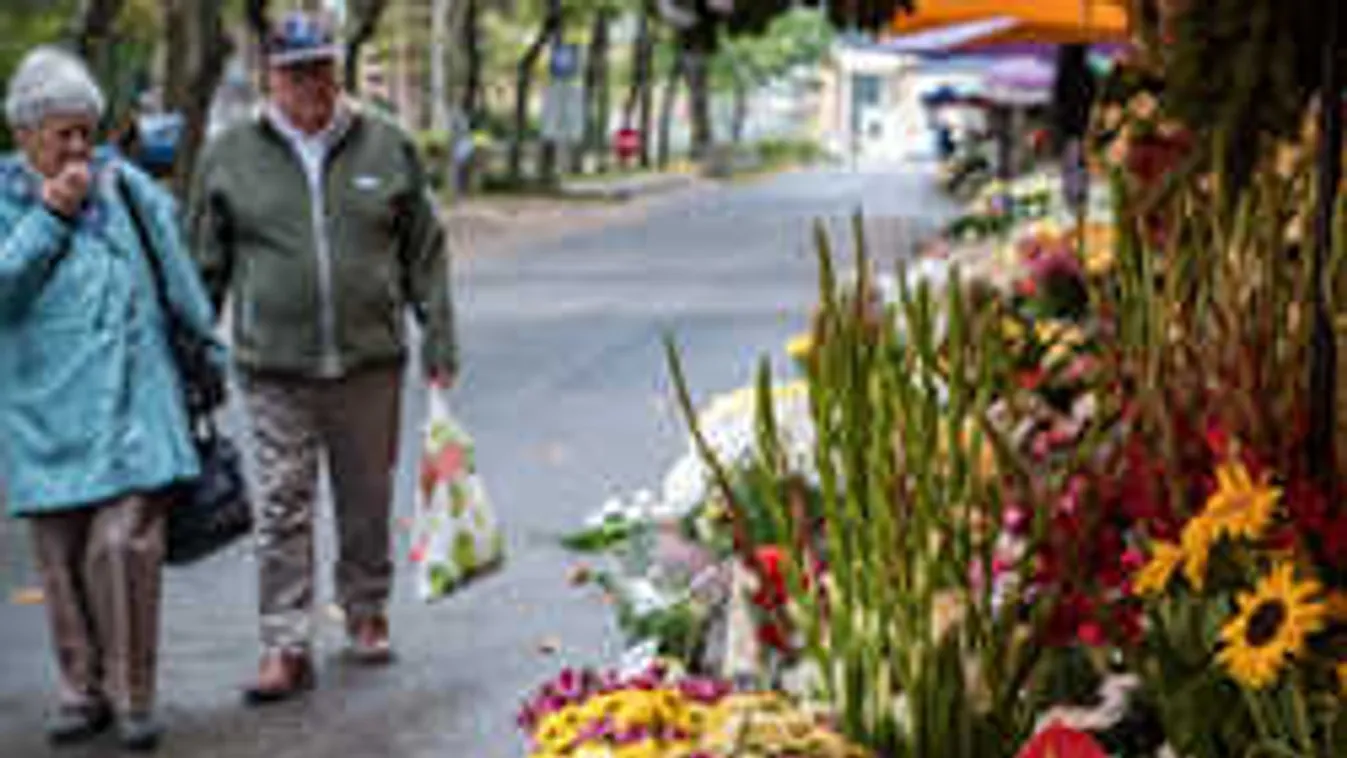 Jön a halottak napja, ennyivel drágább a koszorú Budán, mint Pesten