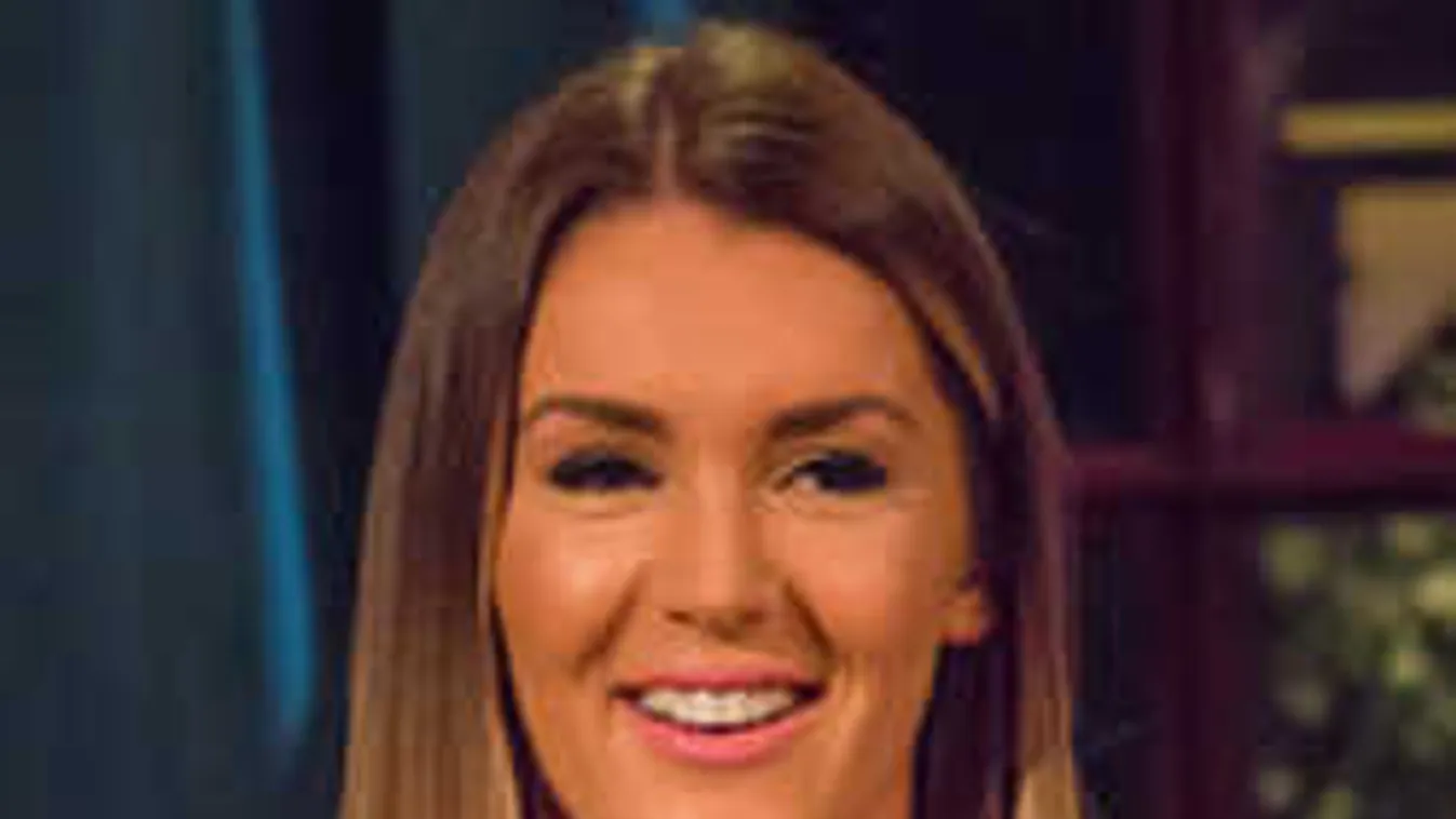 Ezt látni kell: a szájával etetett tevét Hódi Pamela