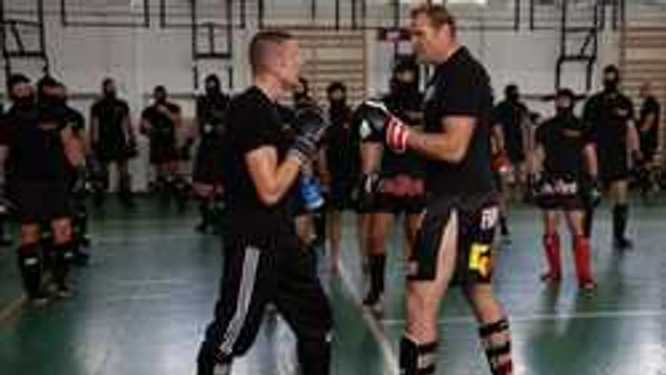 Pont egy harcművészekkel teli helyet próbált kirabolni a férfi. Futás lett a vége!