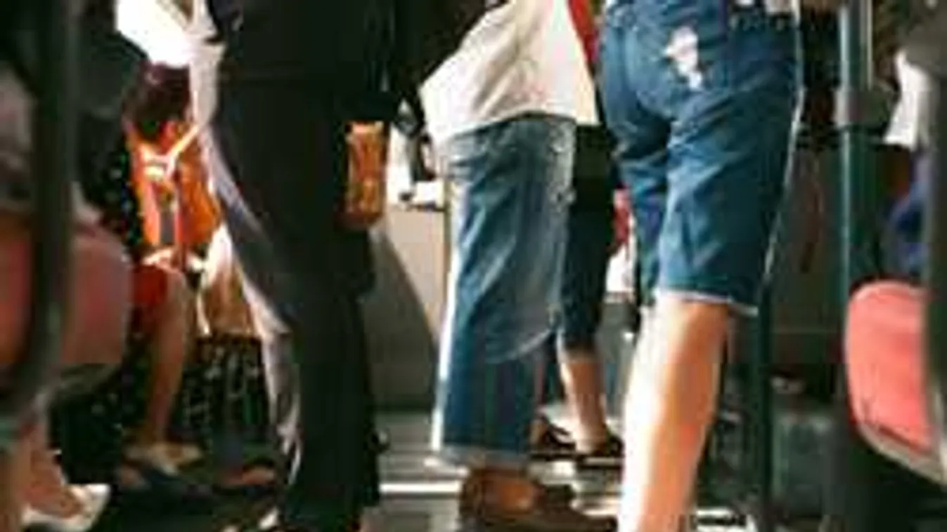 Teljes a káosz a 3-as metró vonalán: nem férnek el az utasok a megállókban