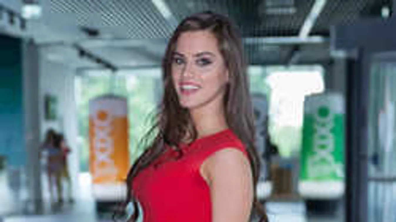 Hihetetlen: Afrikai király fogadta a magyar szépségkirálynőt