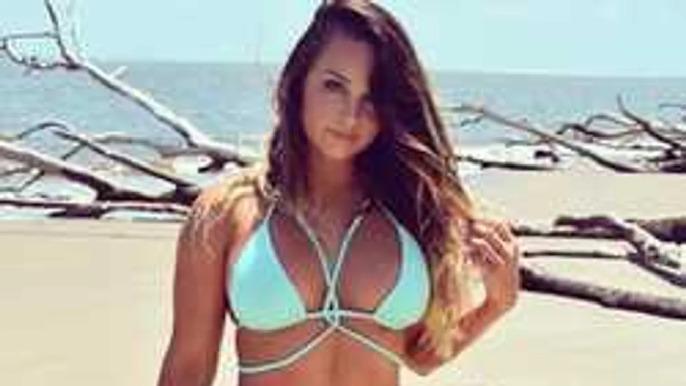 Megvillantotta hatalmas melleit a brutálisan szexi szörfös lány