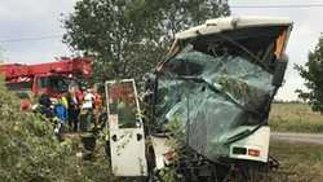 Mentőhelikoptert riasztottak: súlyos buszbaleset történt Tótkomlósnál