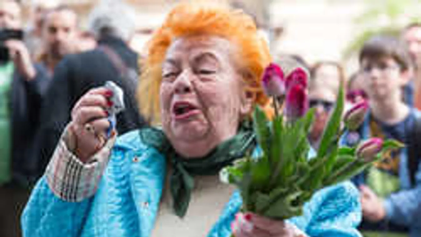 Megkönnyezi, aki arra jár: Ezt találtuk Lorán Lenke háza előtt!