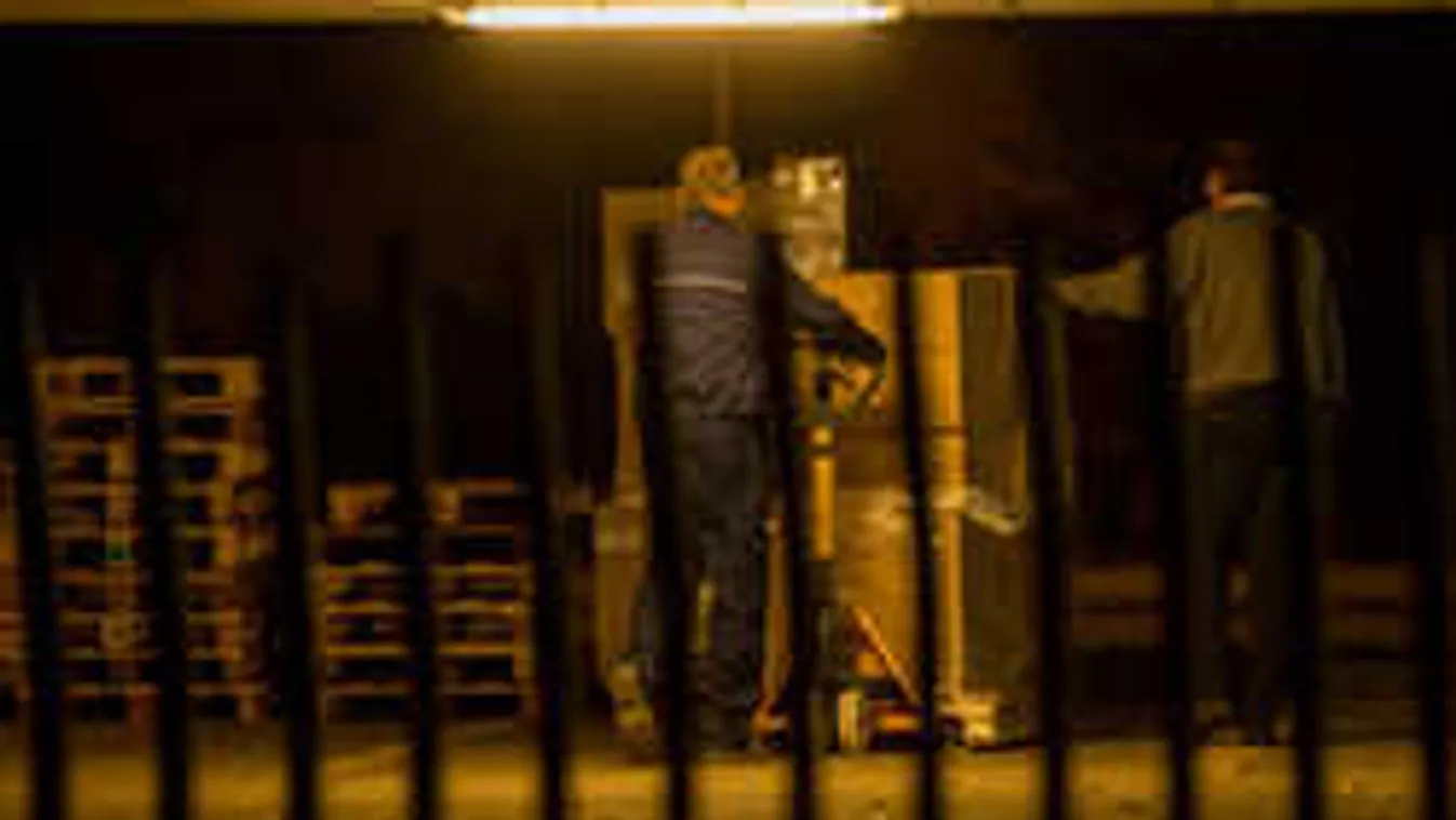 Több teherautónyi titkos iratot vittek el a hatóságok a szcientológusoktól