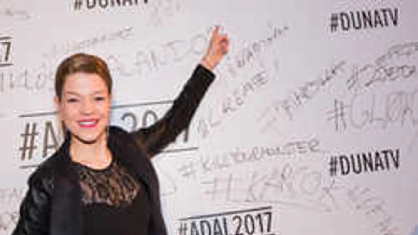 Eldobod az agyad a szexi magyar énekesnő mellrázásától - Videó