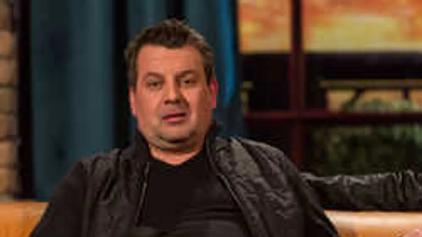 Ezt a titokzatos szőkét csókolta: újra boldog az elvált sztártévés