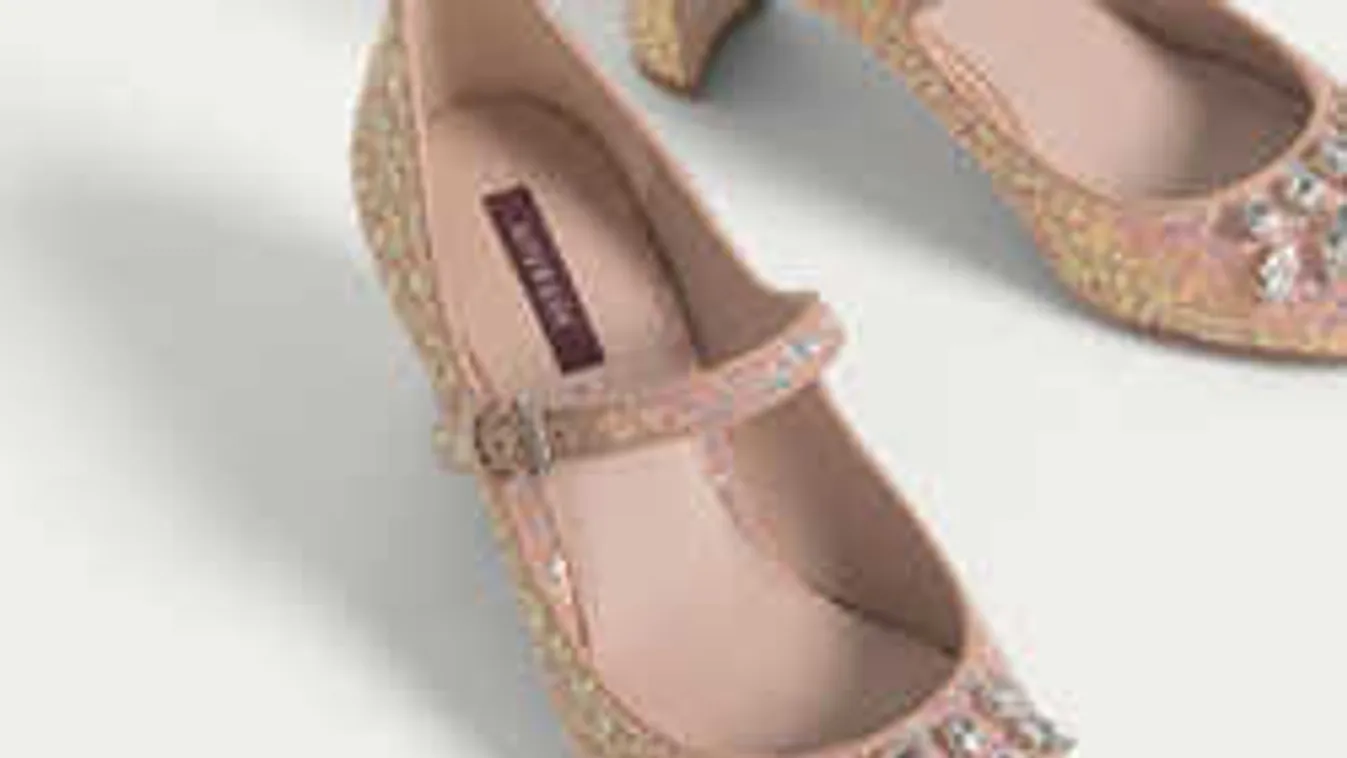 Victoria Beckham megmutatta a legújabb cipődivatot!