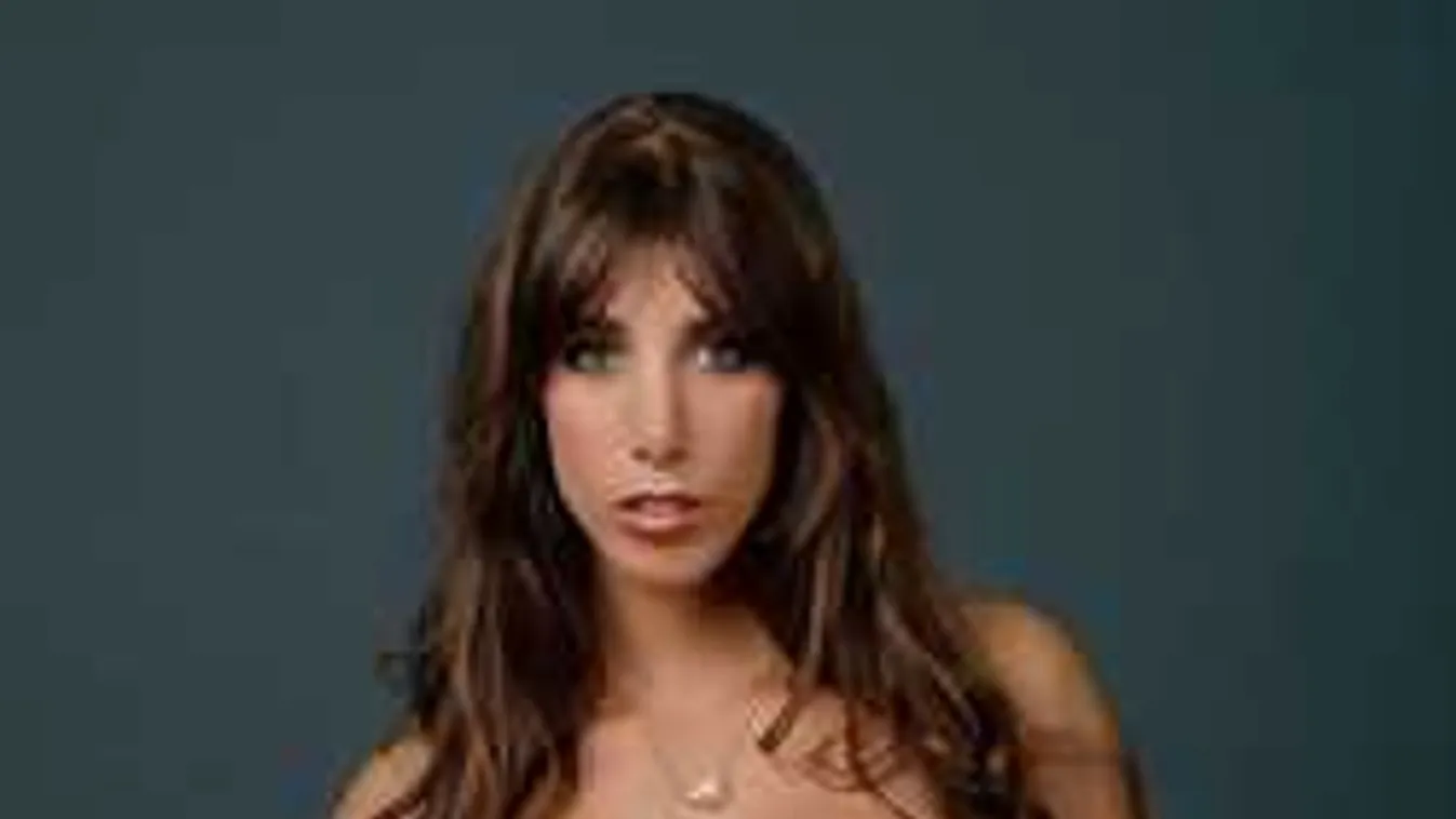 Meztelenül pózol a természetben a csodás mellű szurkolólány