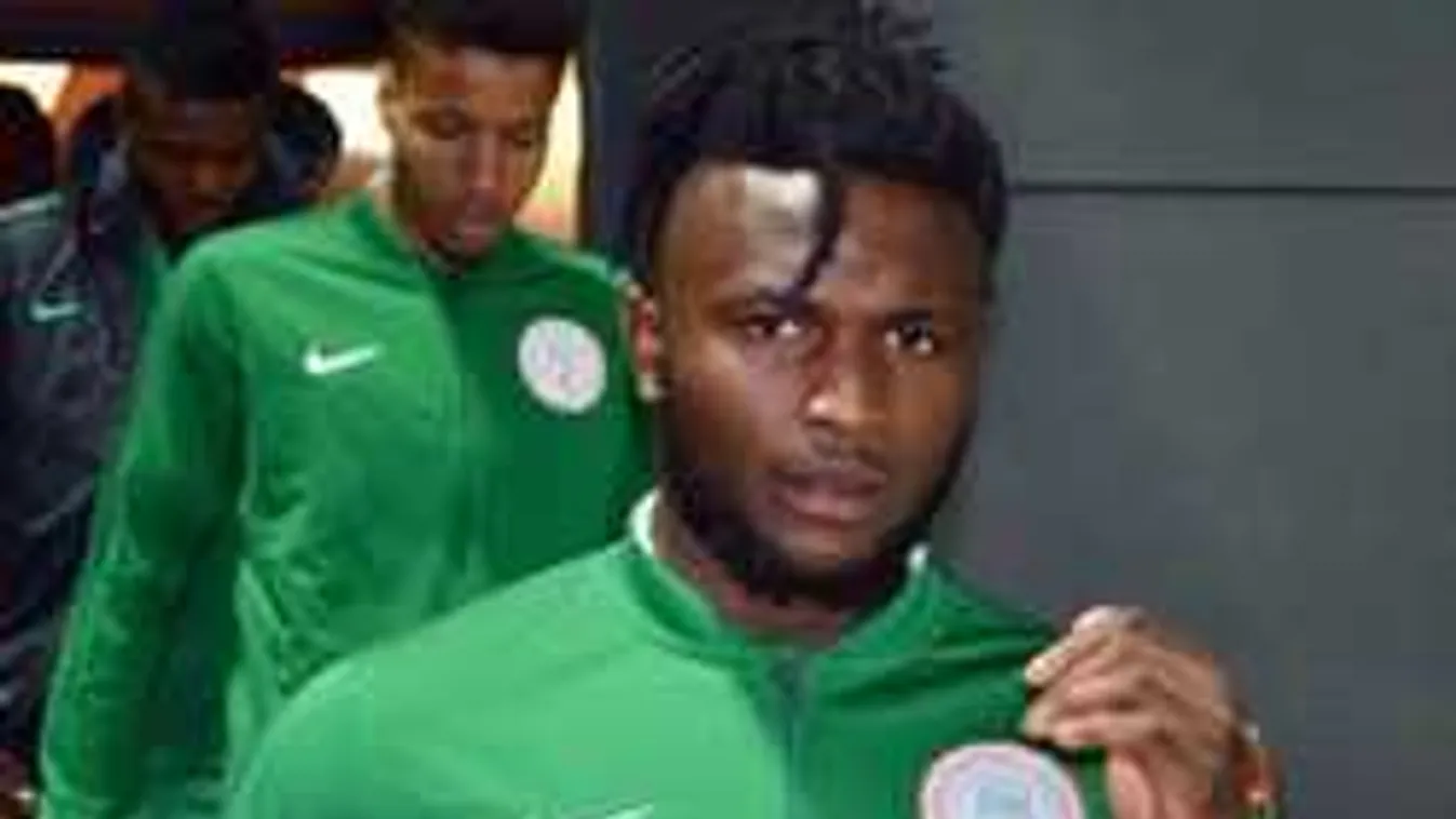 Négy nő kényeztette a futballsztárt, rendőrök vitték el