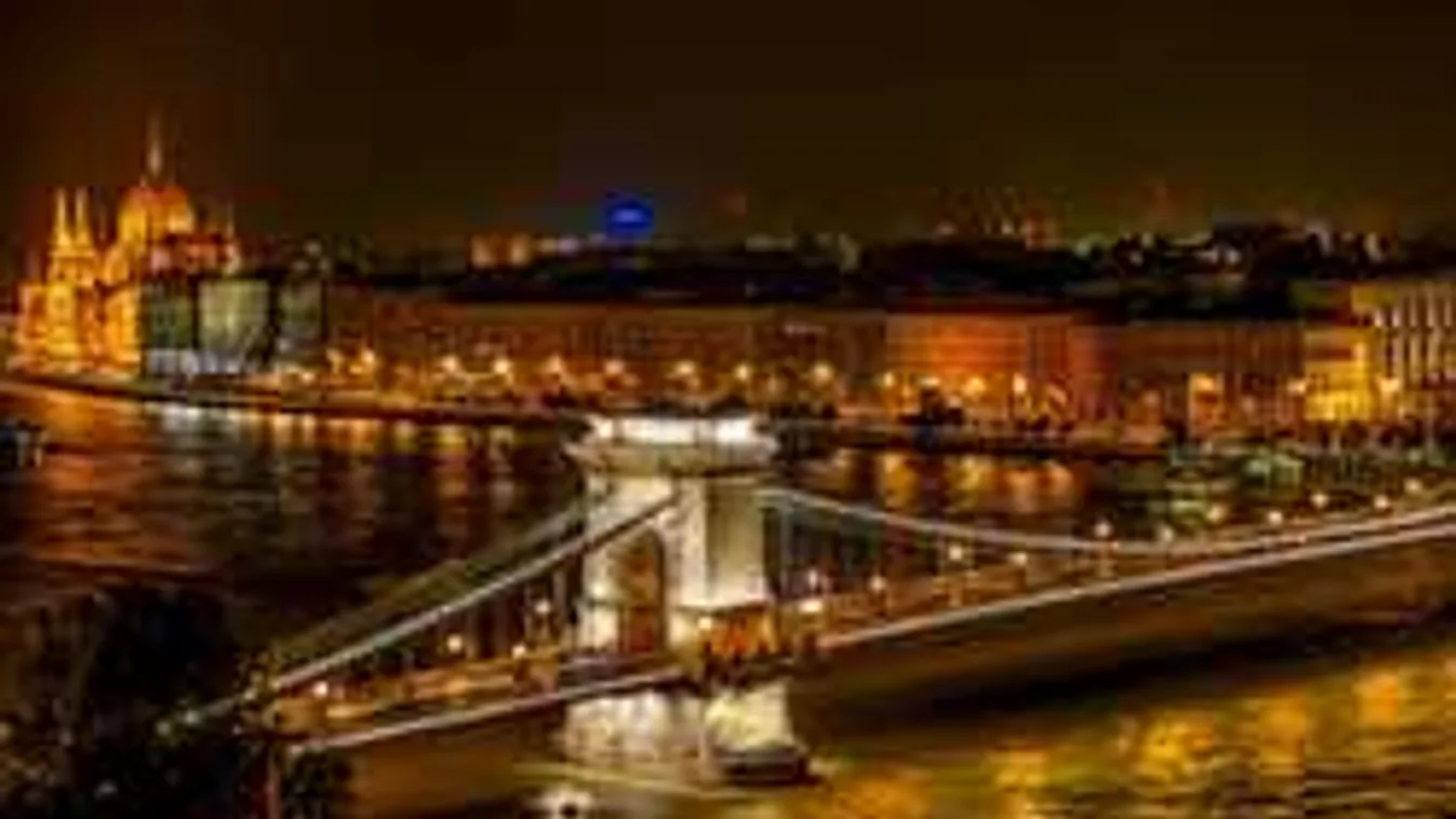 Brutális, ami Budapesten, a Parlamenttel szelfiző turistával történt