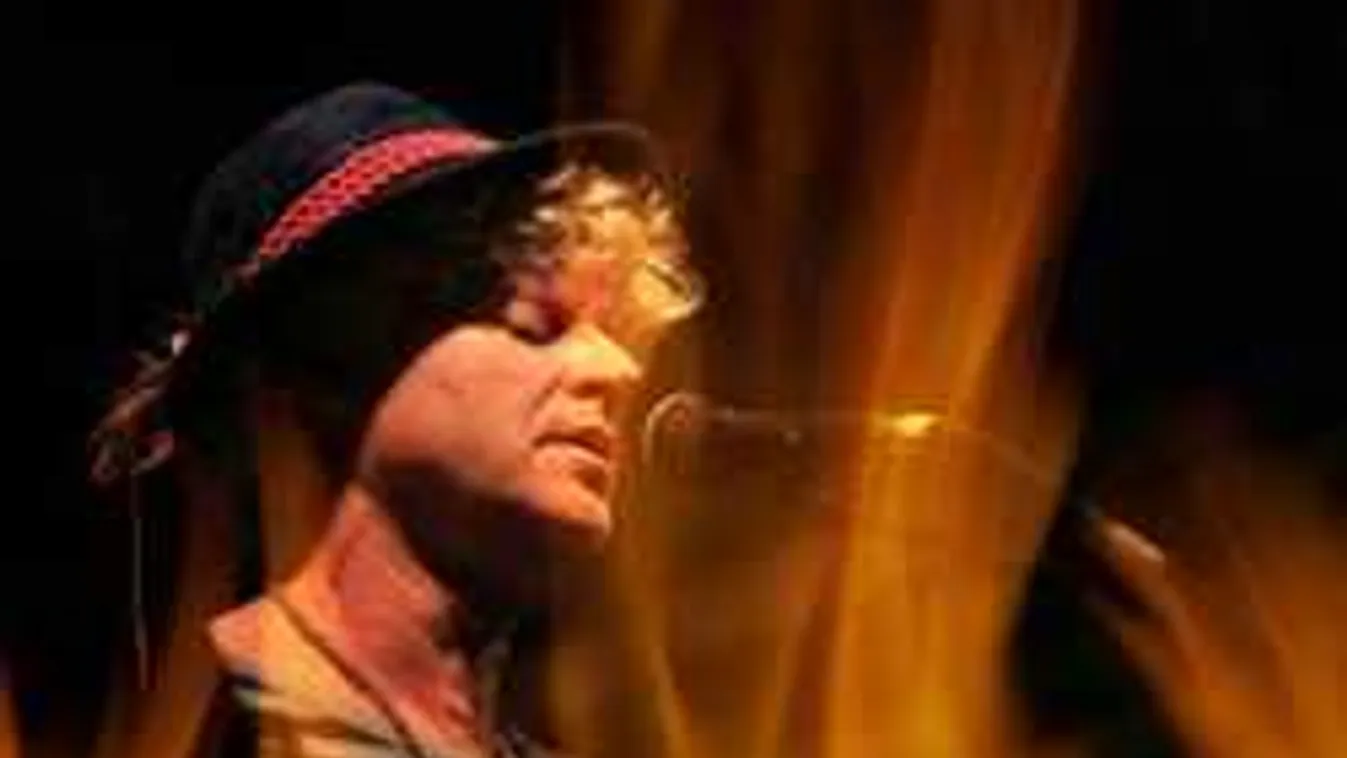 Nőveréssel vádolják a népszerű magyar zenészt, bíróság elé kell állnia