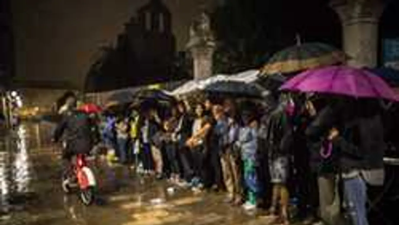 Rohamrendőrök nyomják földre a szavazókat Katalóniában