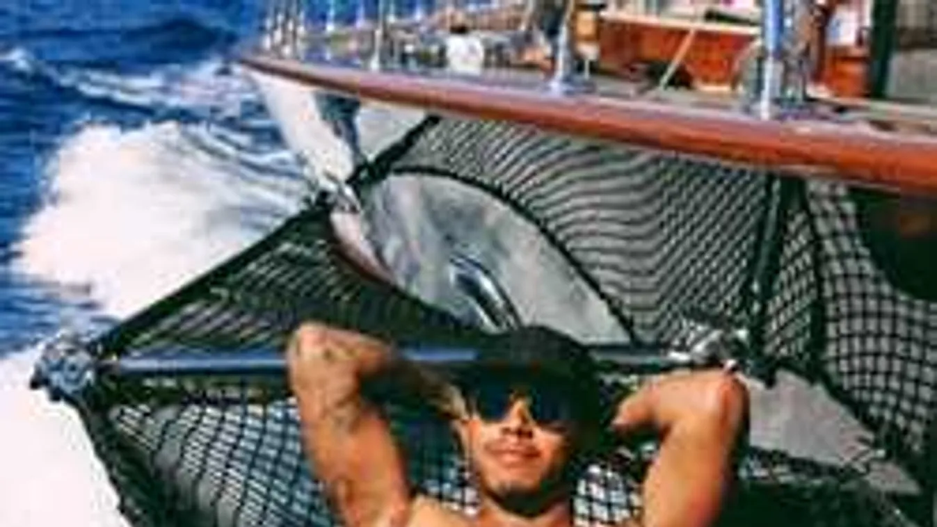 Lewis Hamilton lehúzta az alsógatyáját