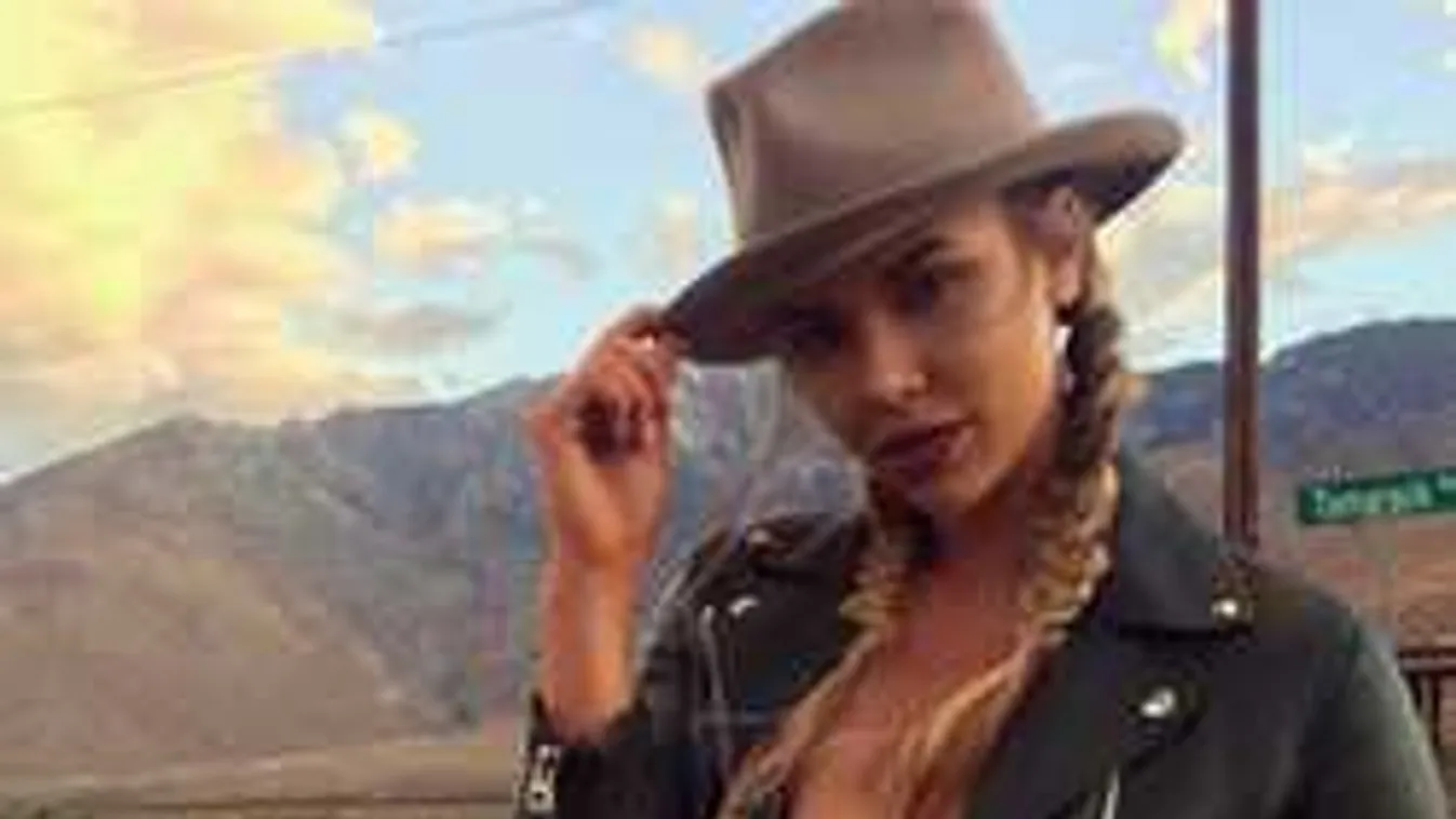 Észbontó, ismét felfedte őrületes melleit a színésznő