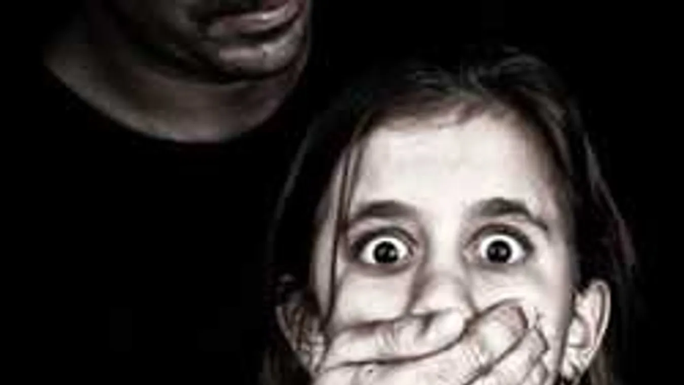 Szörnyű, mit műveltek az utcán a diáklányokkal, videóra vették +18