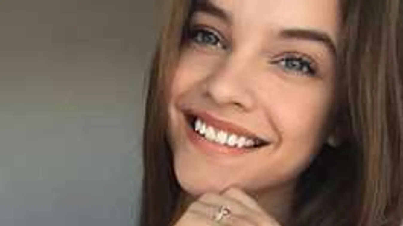 Palvin Barbi egy szál melltartóban kívánt jó éjszakát