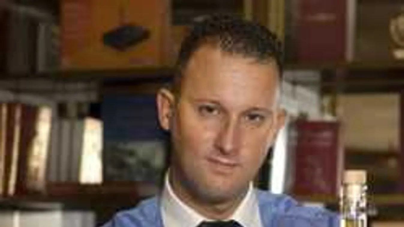 Alekosz felfegyverkezett: Vajon mire készül?