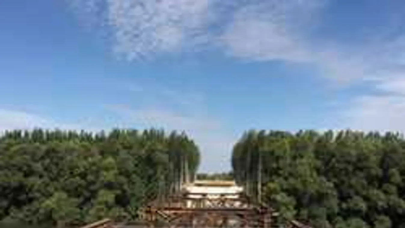 Néhány hét múlva helyére tolja a Mosoni-Duna új hídját a Hódút