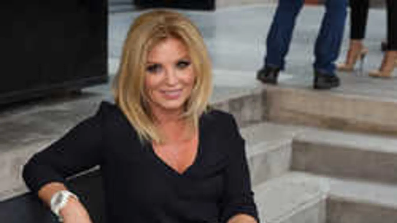 Szexi pöttyös harisnyában villantotta meg dögös combjait Liptai Claudia