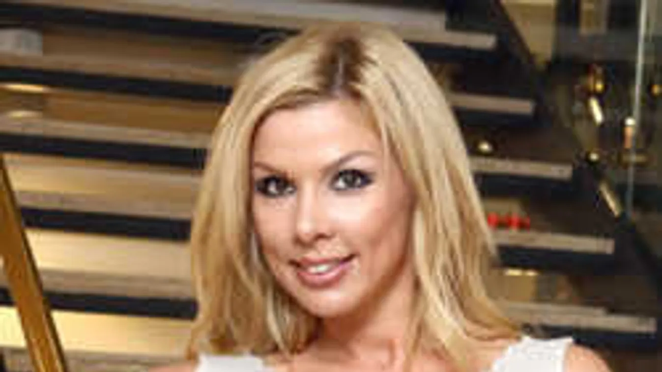 Elfogytak a szavak: Levetkőzött a 36 éves magyar sztáranyuka