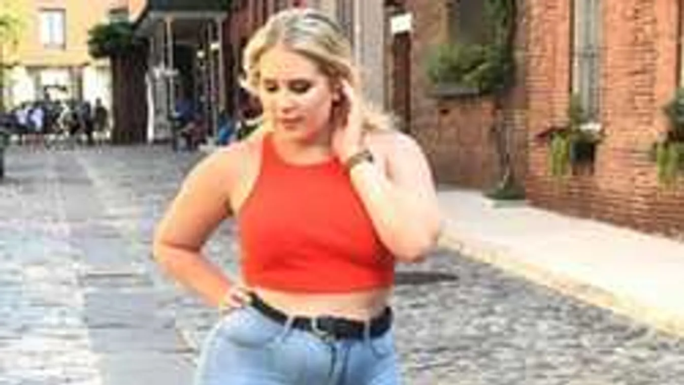 Bátran megmutatta narancsbőrét a modell, így segít a nőknek