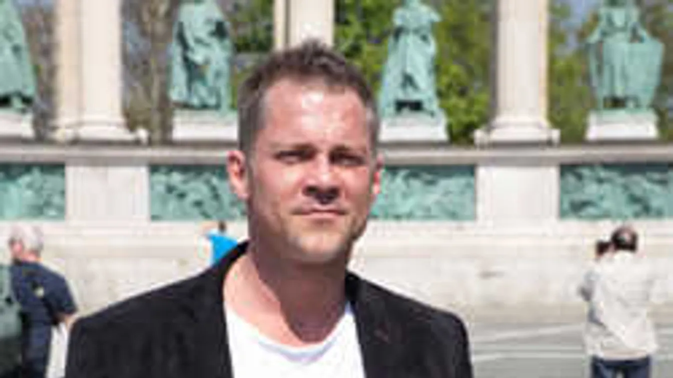 Durván megtámadták követői Hujbert! Így reagált