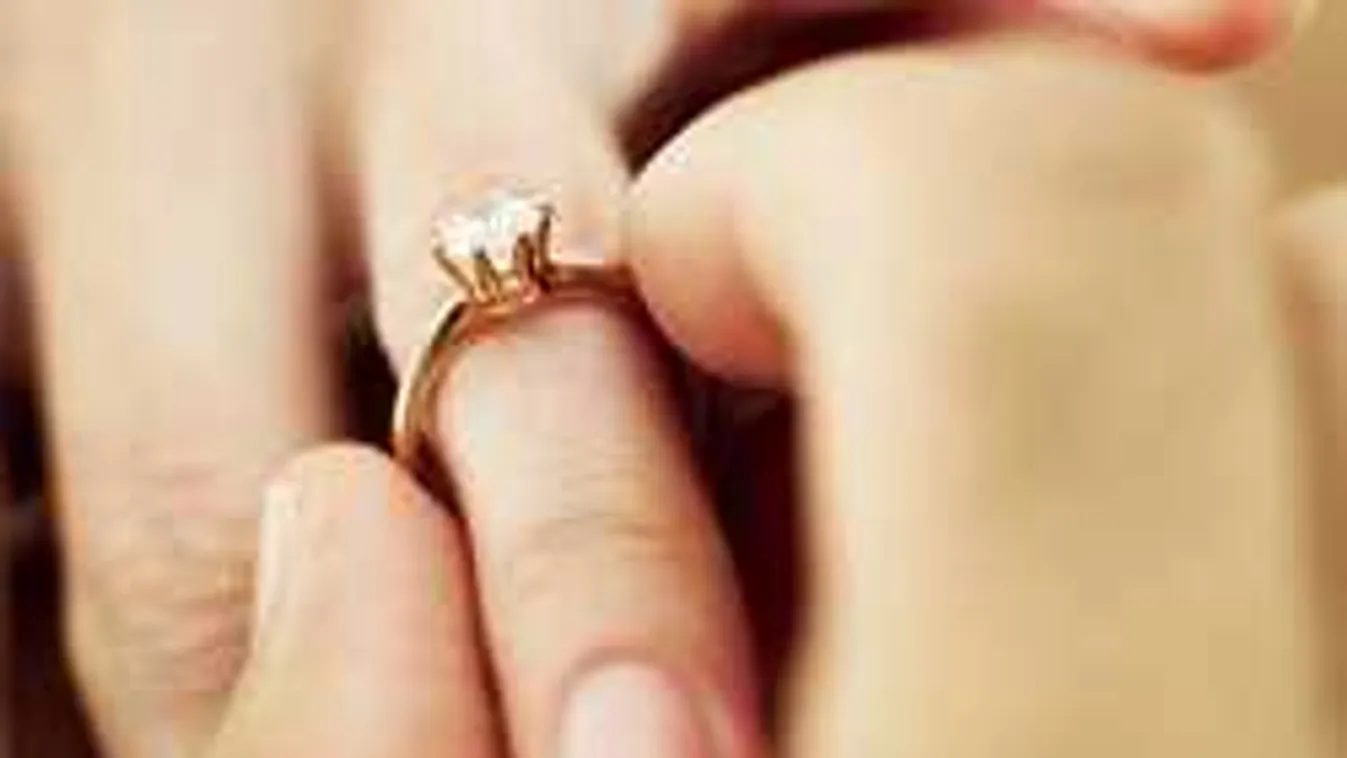 A pályán, meccs előtt kérte meg barátnője kezét a magyar focista