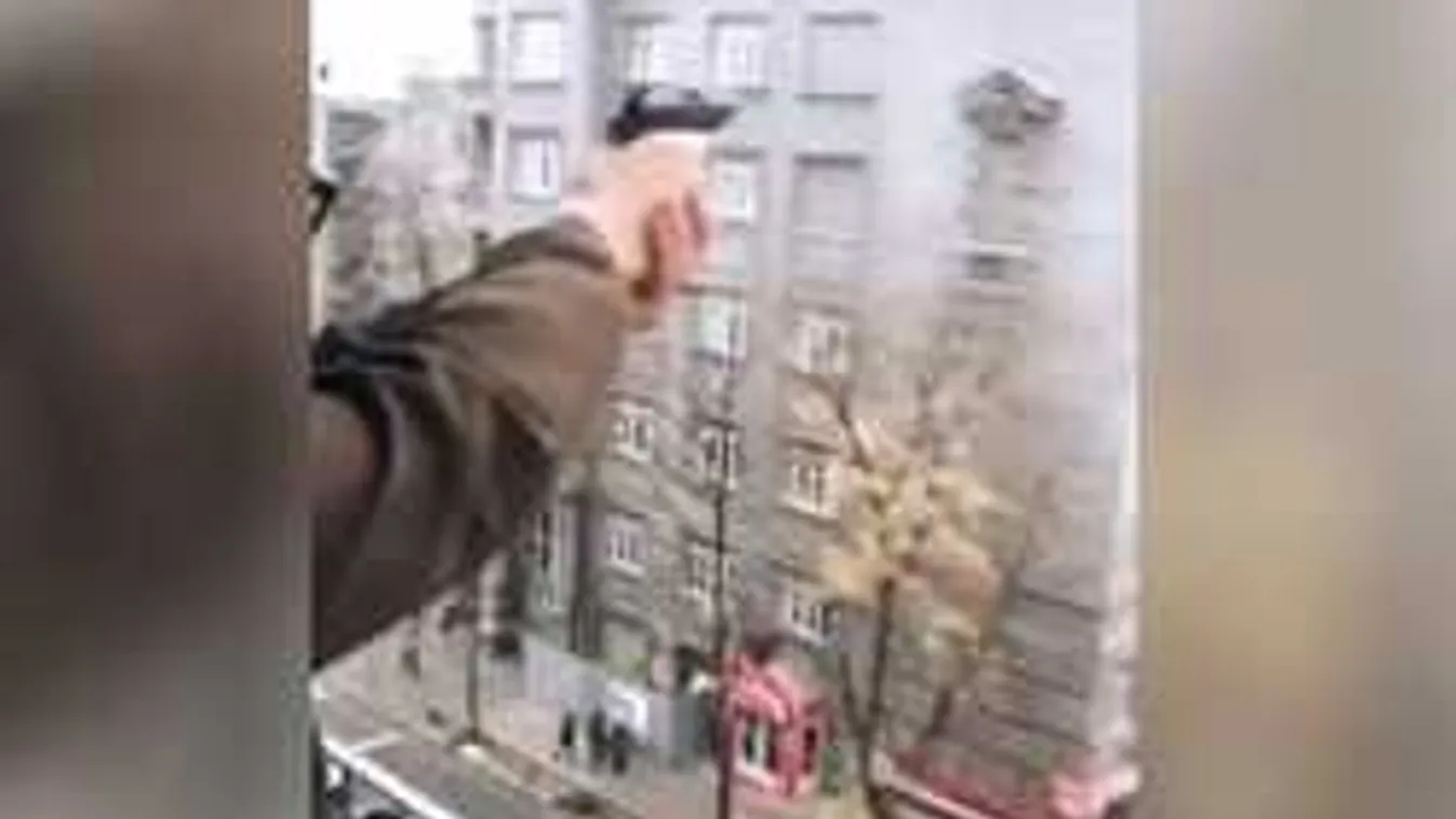 Az ablakából lövöldözött az emberekre a tinédzser - Videó