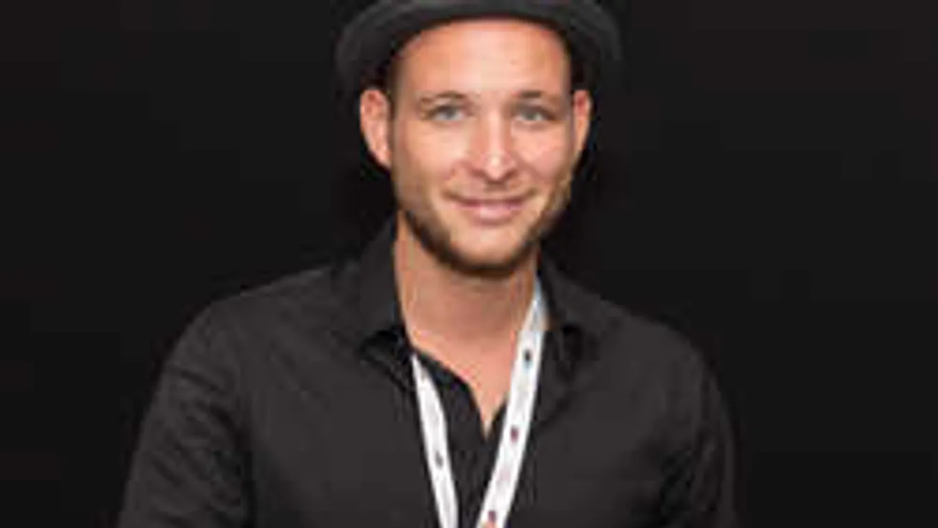 Szupercuki, ahogy együtt rosszalkodik fiával Istenes Bence