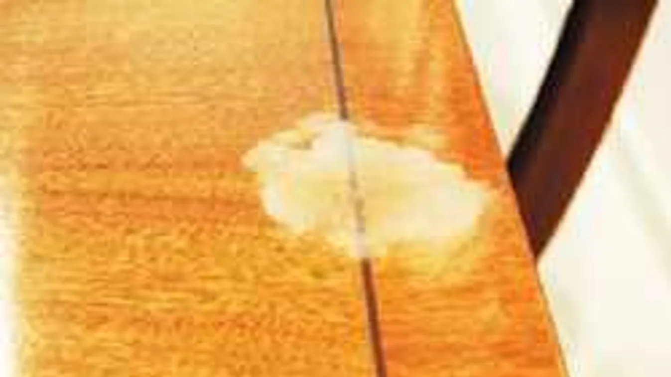 Így távolíthatod el a ronda foltot az asztallapról könnyedén