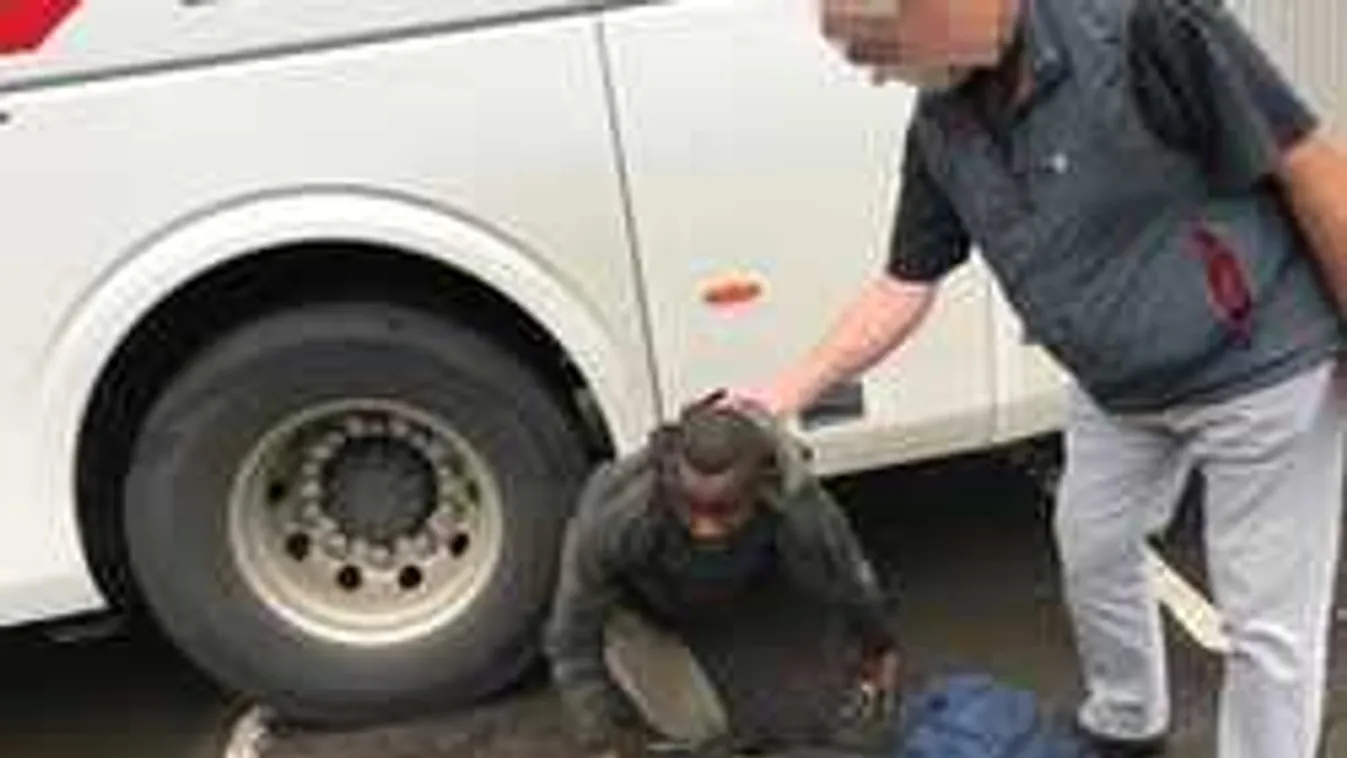 Mint egy rossz vicc: rendőrbuszon szöktek a migránsok