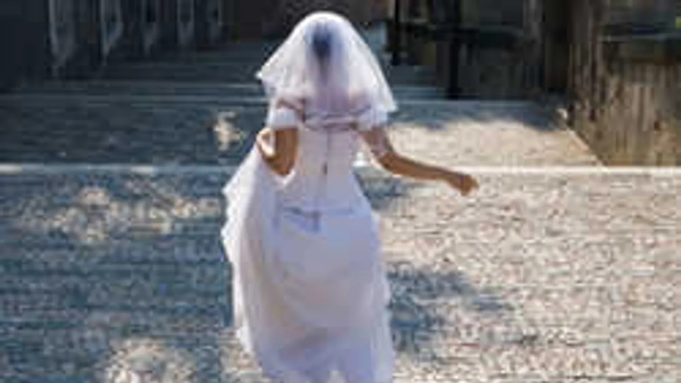 Alpári lagzi: Gyorsan letérdelt a gyönyörű menyasszony