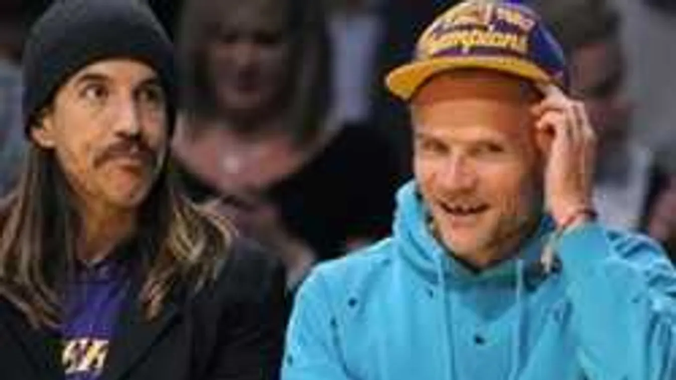 Mindent megmutatott a világhírű zenész - meztelenül kapták lencsevégre