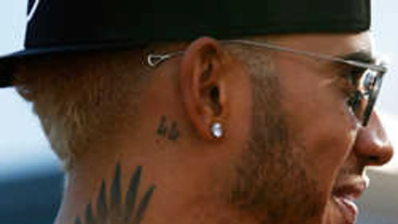 Lewis Hamilton leváltotta Palvin Barbarát?