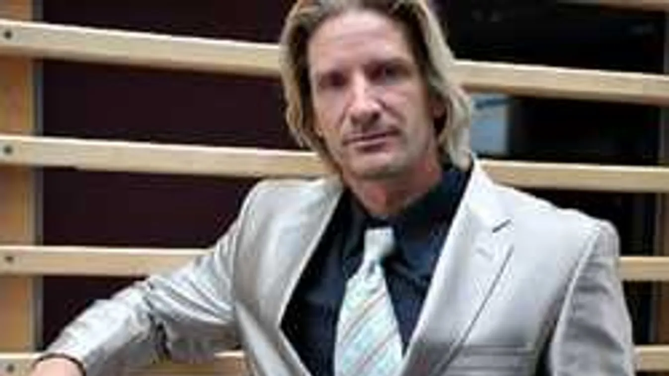 Egy néző fotója: Előadás közben vetkőzött le a magyar sztár