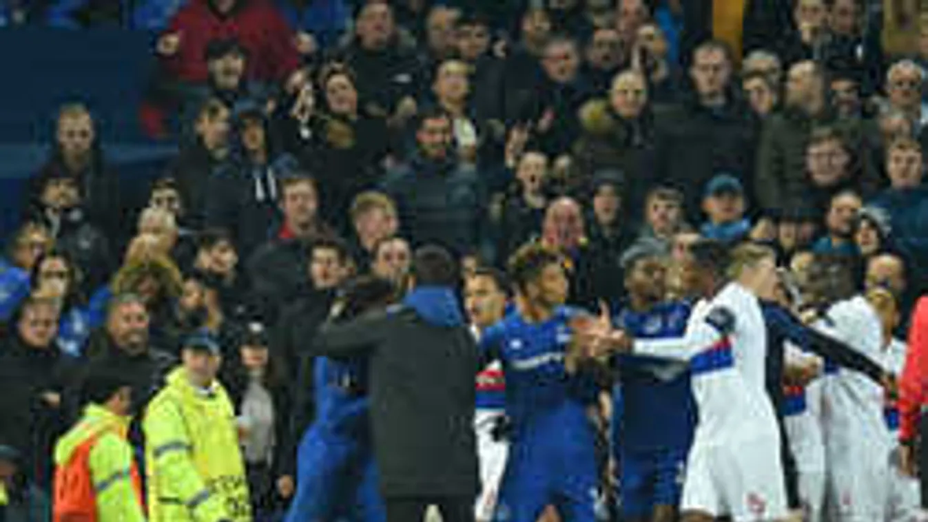 Focipályán csapott le a bunkó apuka