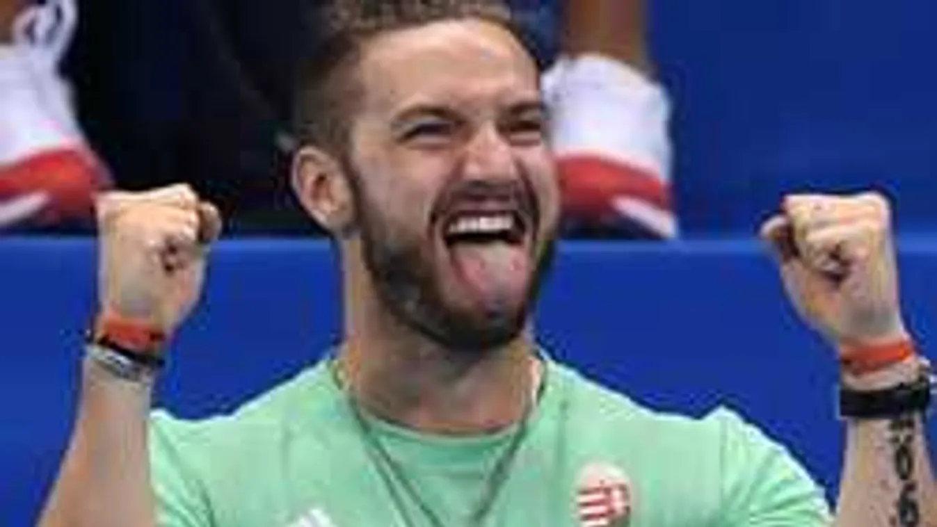 Shane Tusup üzent a fociszurkolóknak, és beszólt az úszóknak