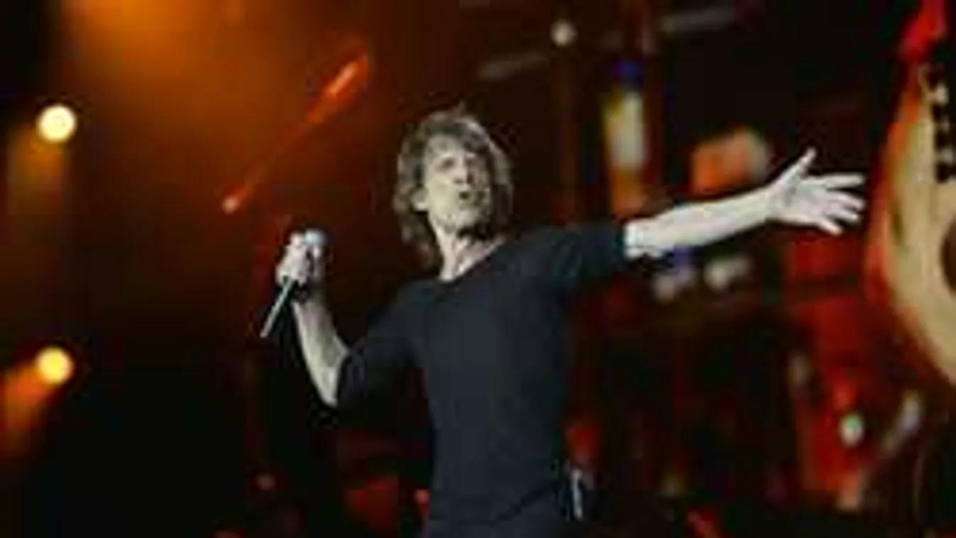 Ez azért sok: 52 évvel fiatalabb barátnővel állított haza a zenész