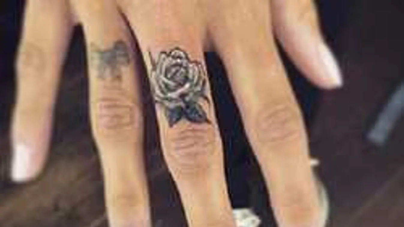 Titkos jelek a kézfejen: elképesztően szexi a legújabb tetkódivat