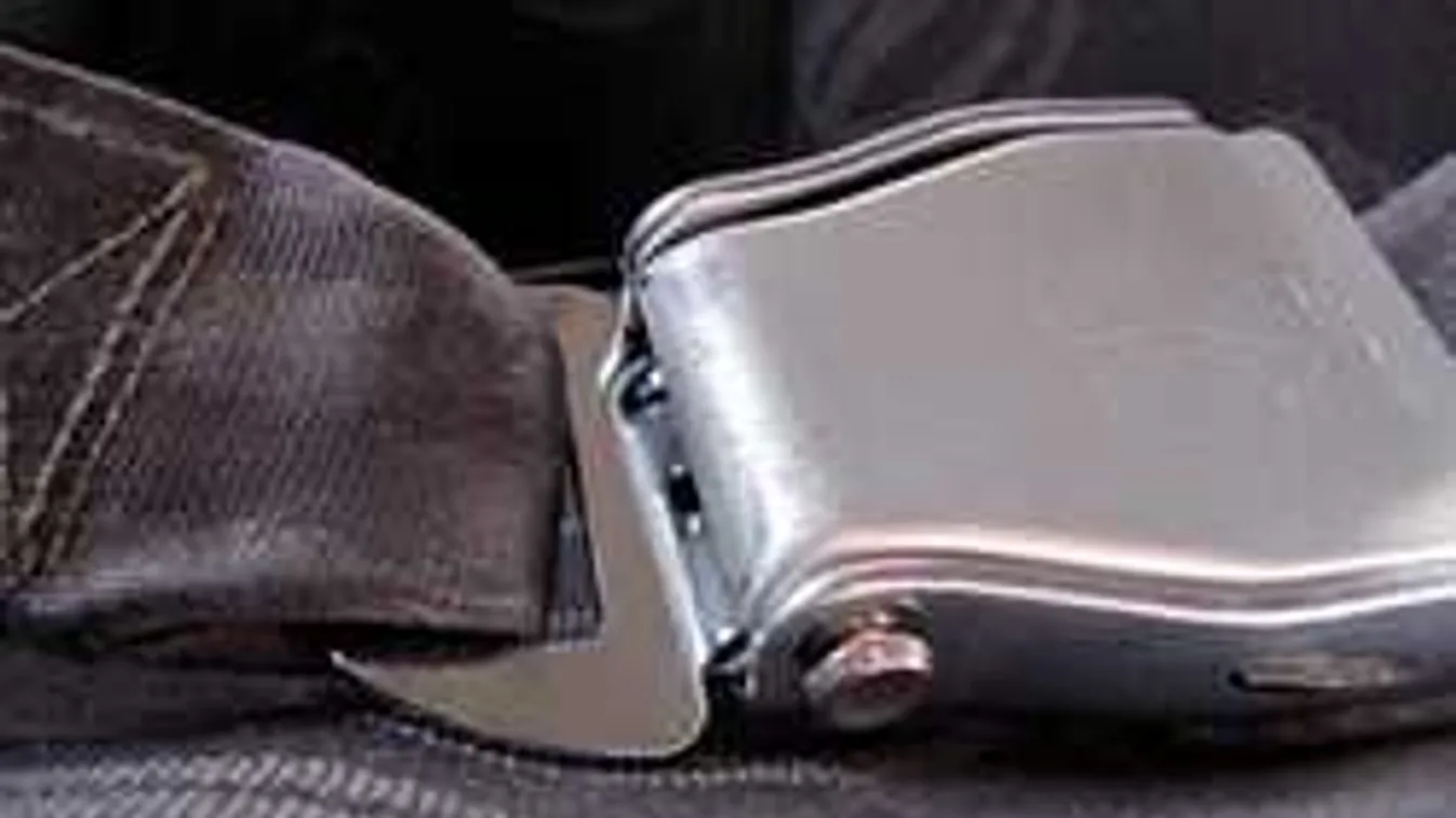 Csoda, hogy túlélte: kisbabát emeltek ki a roncsok közül