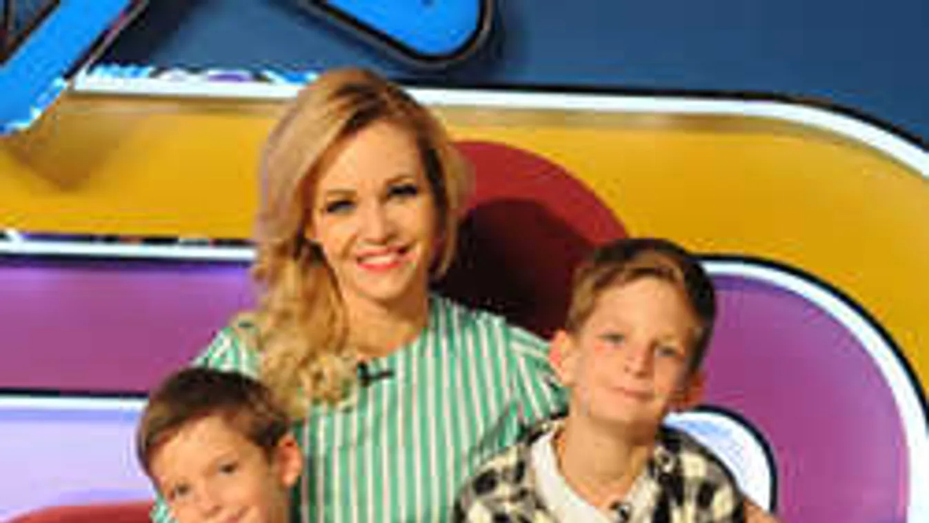 Kínos lebukás, férje telefonját nézegeti a magyar sztáranyuka