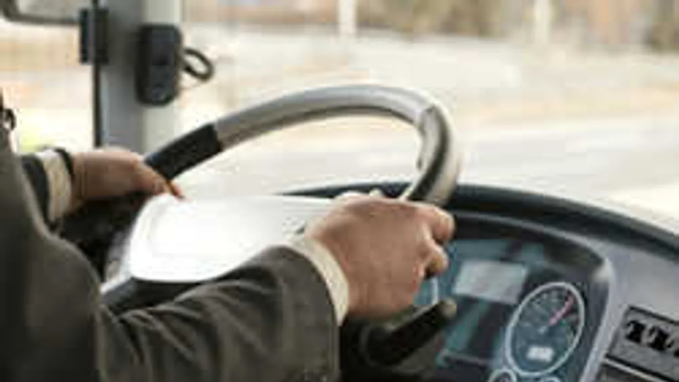 Robbanás hallatszott: lángoló iskolabuszhoz rohantak a lakók