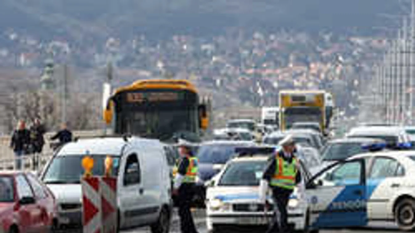 Hatalmas baleset az Árpád hídon: Felborult egy kocsi a villamossíneken