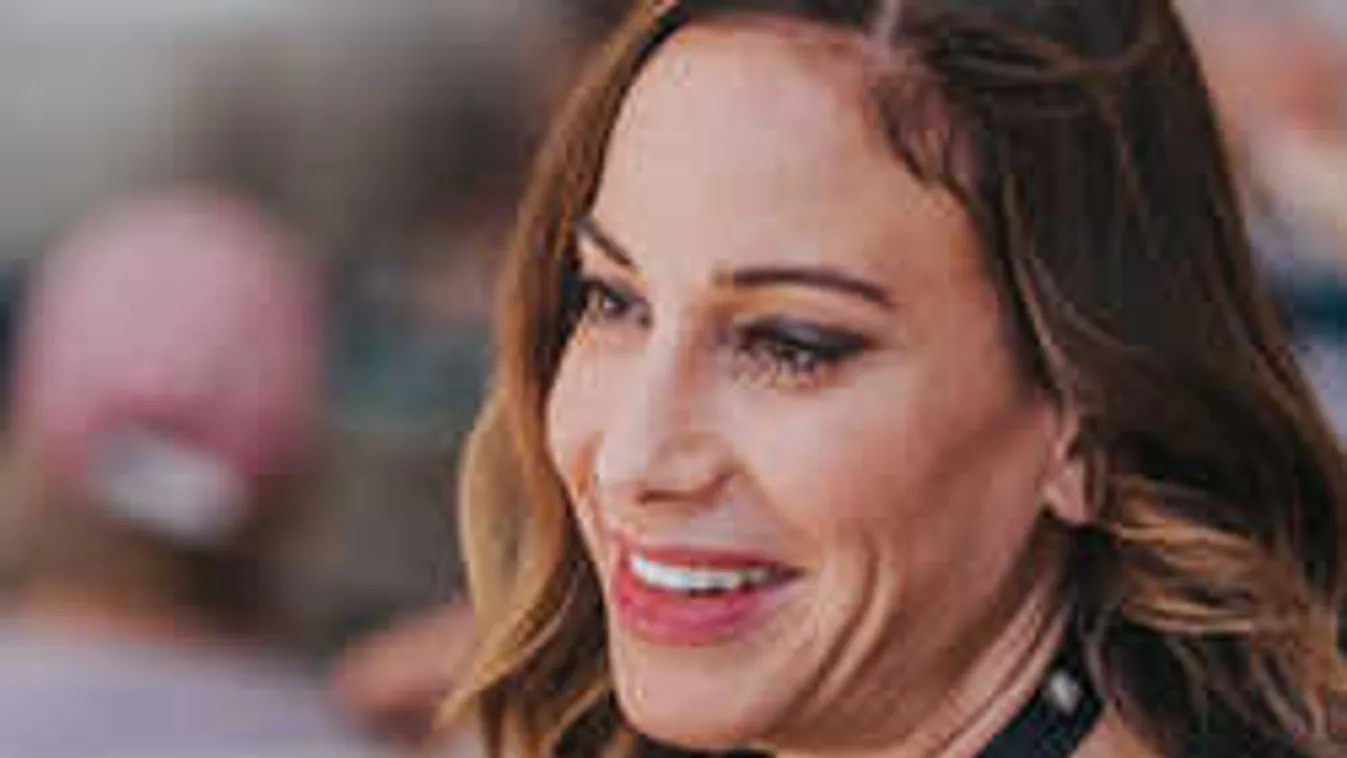 Egy szál melltartóban öleli szőrös kedvencét Vajna Timi