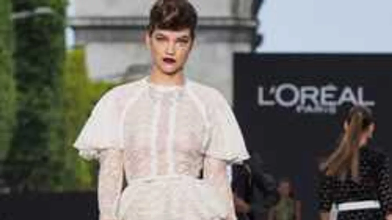 Mint két tojás: Együtt vonult Palvin Barbi és a hasonmása