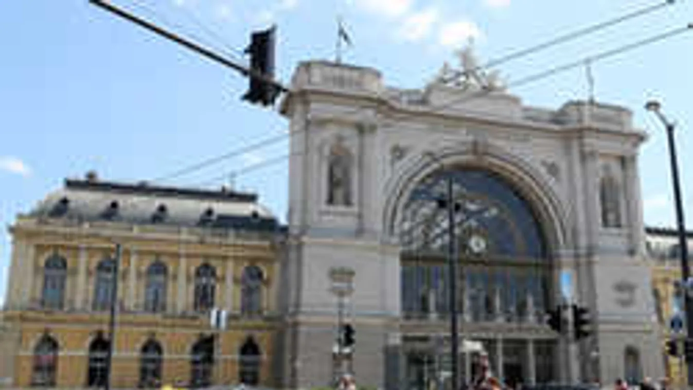 Bajba jutott a pesti pályaudvaron a nő, a mentős megható dolgot tett