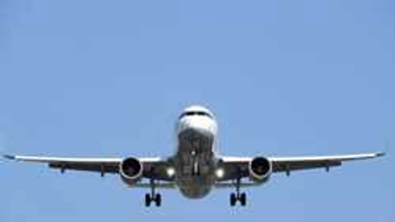 Pánik a repülőn: menet közben ájult el a pilóta